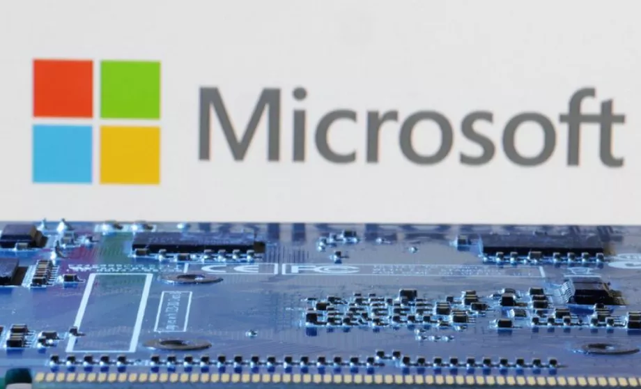Microsoft renforce ses capacités d'IA grâce à des alliances et des accords stratégiques. (Reuters/Dado Ruvic)