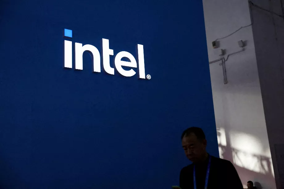 PHOTO DE DOSSIER : Un homme passe devant le logo Intel sur son stand lors de la première China International Supply Chain Expo (CISCE) à Pékin, en Chine, le 28 novembre 2023. REUTERS/Florence Lo/File Photo