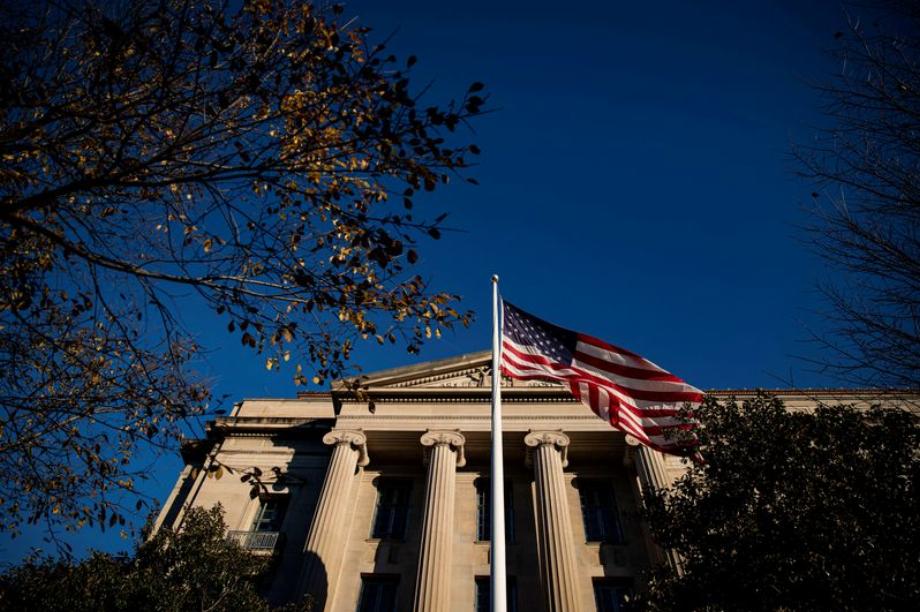 Un drapeau américain flotte devant le bâtiment du ministère de la Justice des États-Unis à Washington (REUTERS/Al Drago/File)