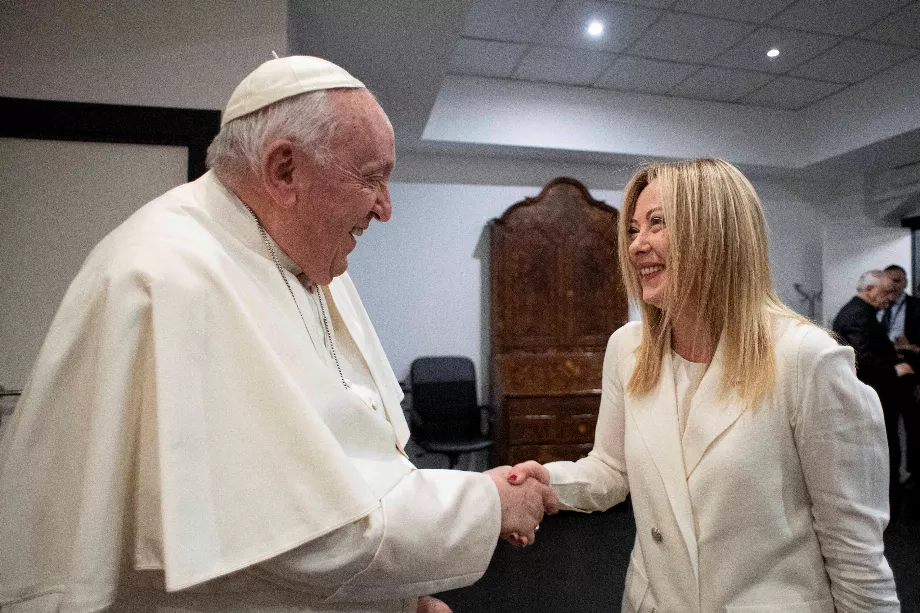 Le Pape avec Giorgia Meloni lors d'une réunion qu'ils ont eue l'année dernière (Vatican Media/Handout via REUTERS)